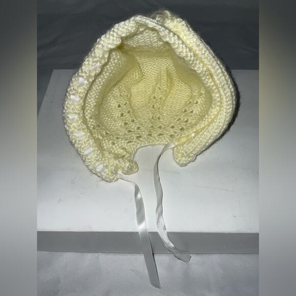 NEW HANDMADE CREAM WHITE KNITTED BABY NEWBORN BONNET CAP WITH RIBBON TIE - Picture 3 of 13